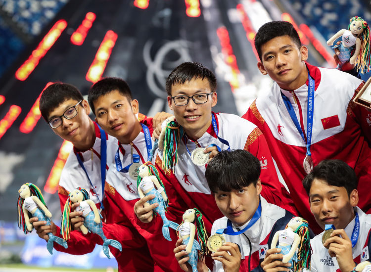 世界大运会：中国男子4X100米接力、女子半马团体摘银